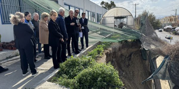 Αυτοψία από τον Δήμαρχο Ηρακλείου στην κατολίσθηση στο πρανές του οικοπέδου που στεγάζεται το ΕΝΕΕΓΥΛ και το ΕΕΕΕΚ Ηρακλείου στον Άι Γιάννη Χωστό - Ειδήσεις Pancreta