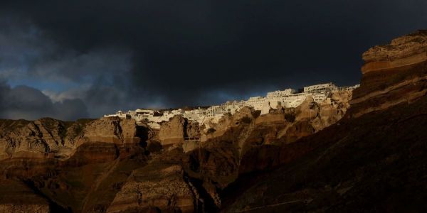 Έρημη και τυλιγμένη στον φόβο ακόμη μια νύχτα η Σαντορίνη - Επτά σεισμοί πάνω από 4 Ρίχτερ σε μια ώρα - Ειδήσεις Pancreta