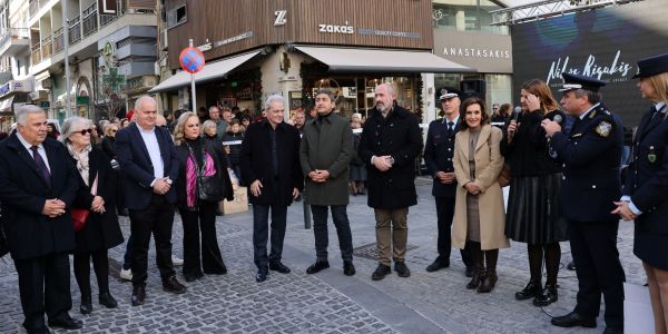 Τα πρωτοχρονιάτικα κάλαντα στη Λότζια - Ευχές και από το πρωτοχρονιάτικο έθιμο της «βαρέλας» της Τροχαίας στον «σταυρό» της πόλης | Pancreta Ειδήσεις